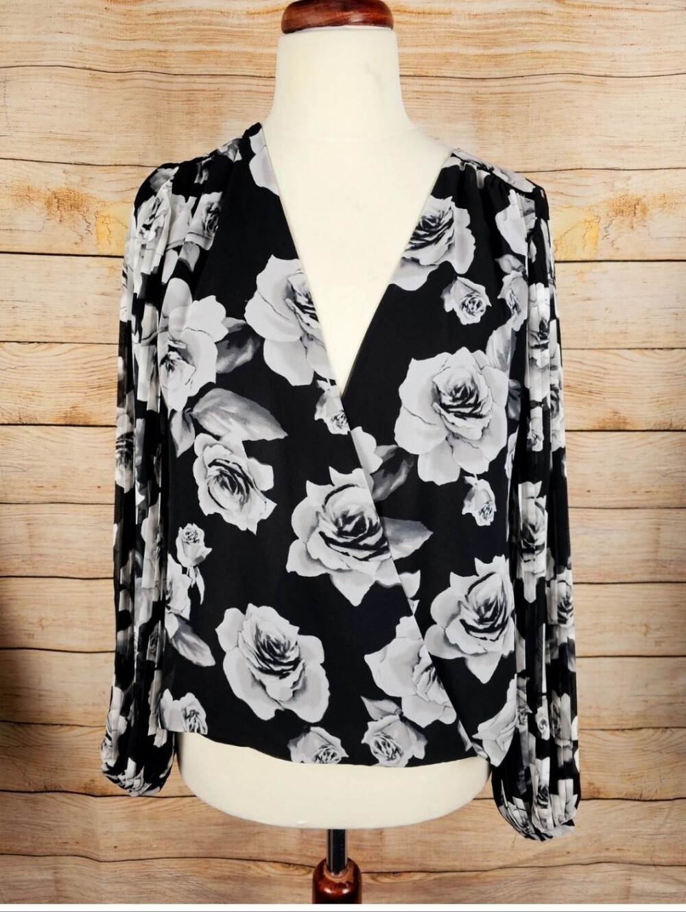 White House Black Market Black White Rose Print Pleated Sleeve Blouse Size 14